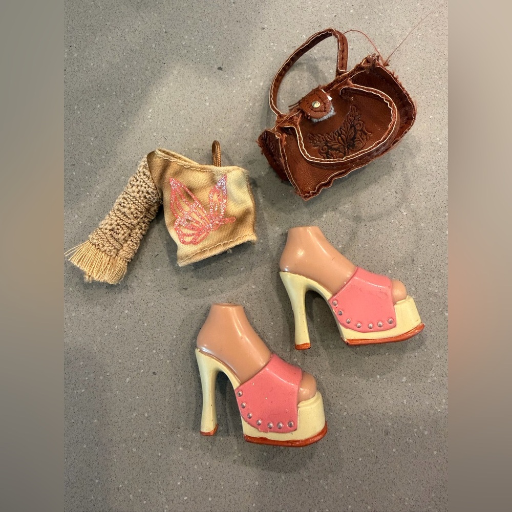 Bratz out and about fashion pack